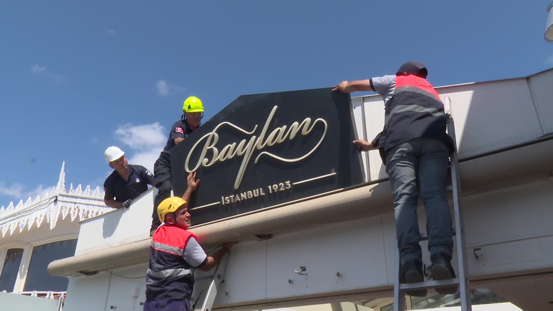 İBB, Bebek’te bazı işletmelerin kaçak bölümleriyle ilgili yıkım sürecini başlattı