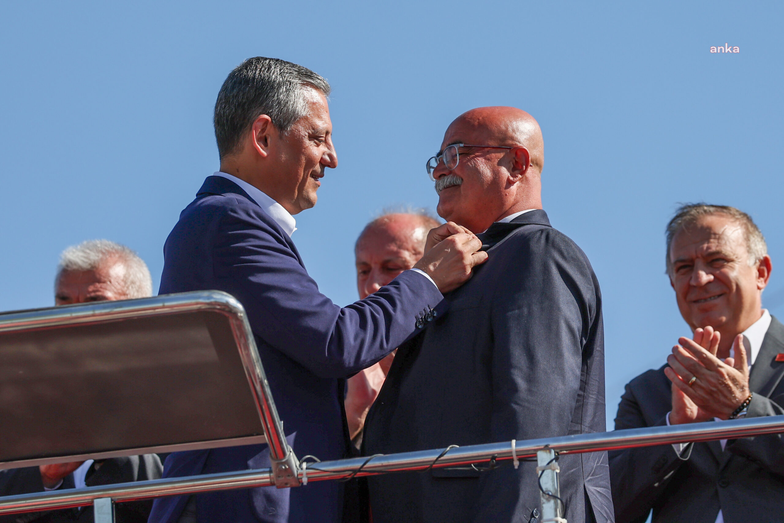 Özgür Özel, CHP’ye geçen Bahadın Belediye Başkanı’na rozetini taktı