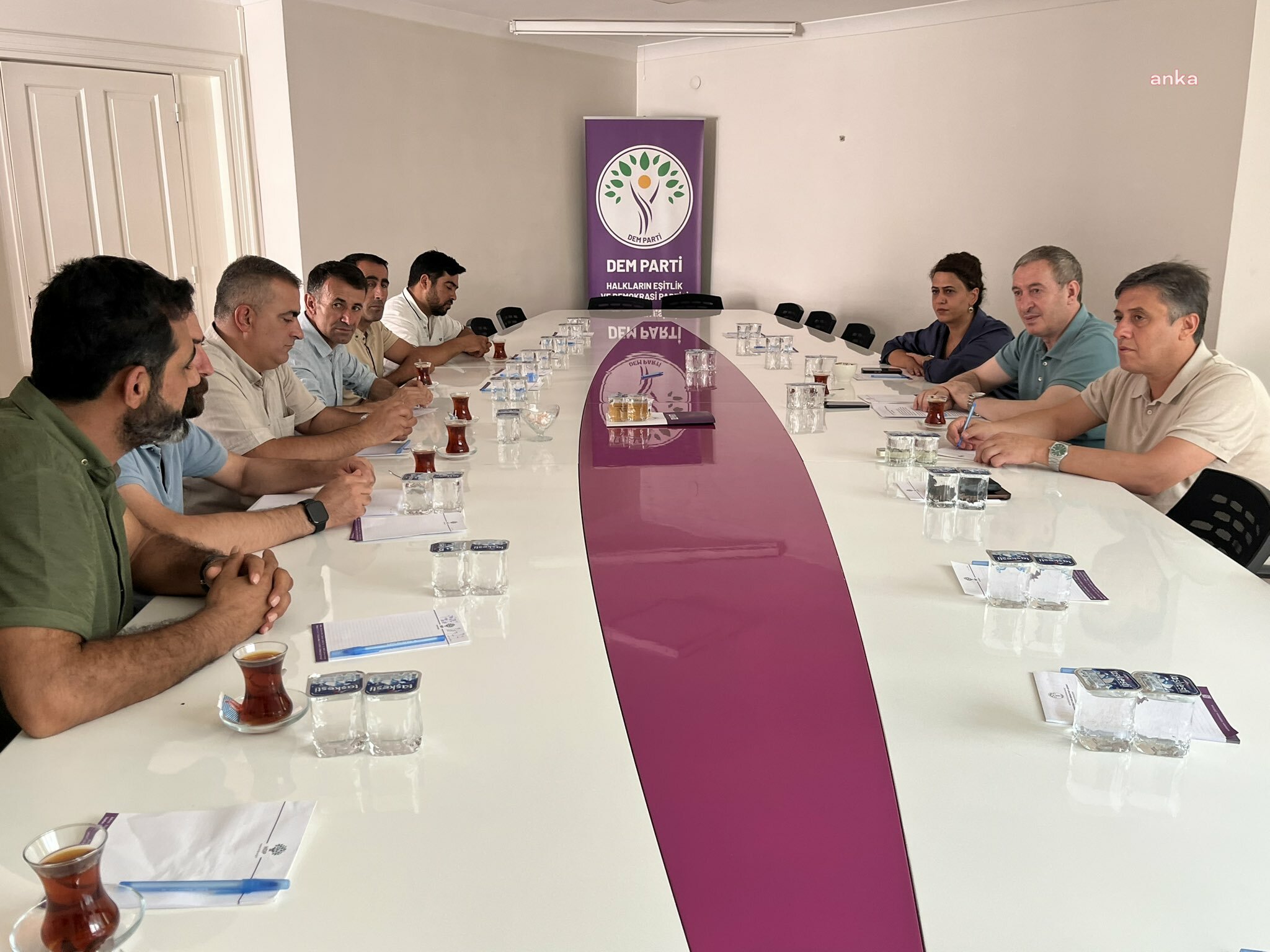 Van’da işten çıkarılan işçiler Tuncer Bakırhan ile görüştü