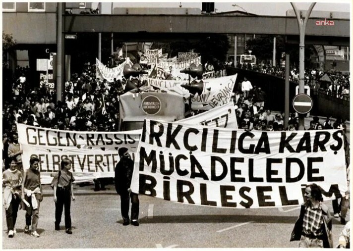 Göçmenlerin 1990’lardaki ırkçılığa karşı mücadelesi Kassel’de sergileniyor