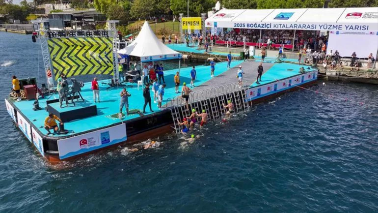 İstanbul Boğazı’ndaki yüzme yarışına bir yüzücü kayboldu
