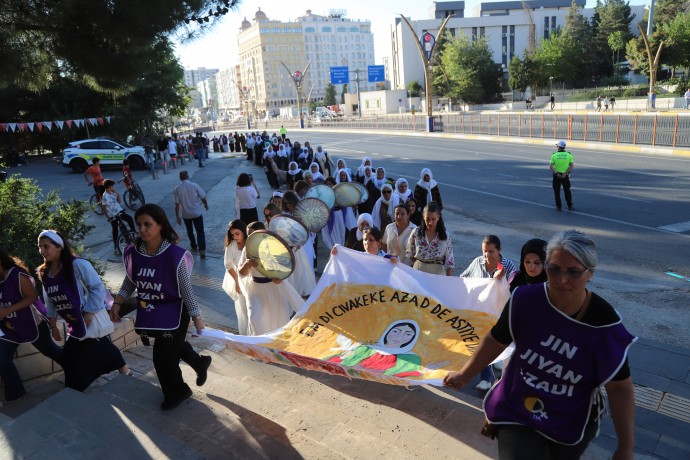 Mardin’de kadınlar 1 Eylül için barış zinciri oluşturdu