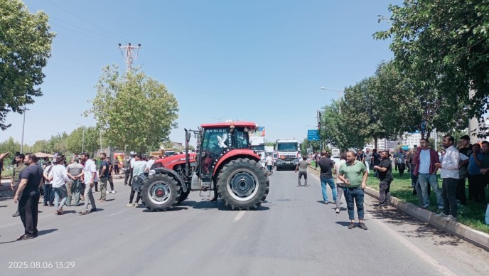 Siverek’te 3 gündür elektrik yok: Yurttaşlar yolu kapattı