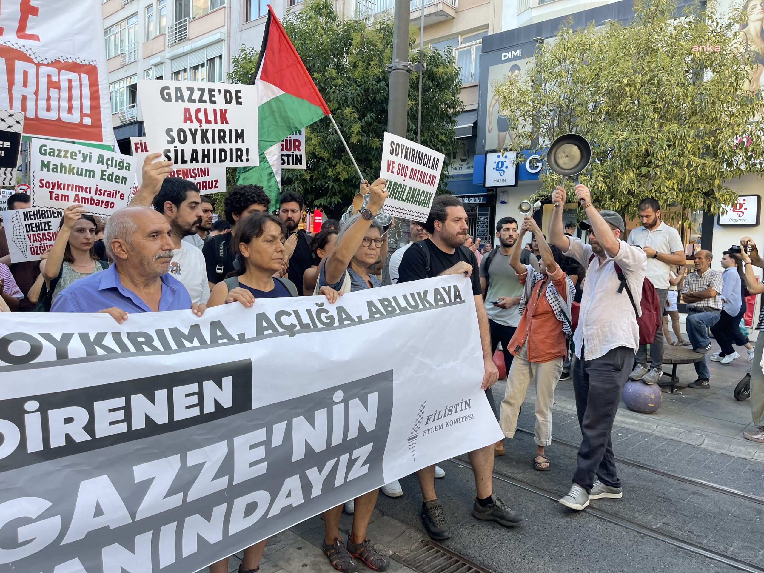 Kadıköy’de Gazze’ye destek yürüyüşü: 1 kişi gözaltına alındı