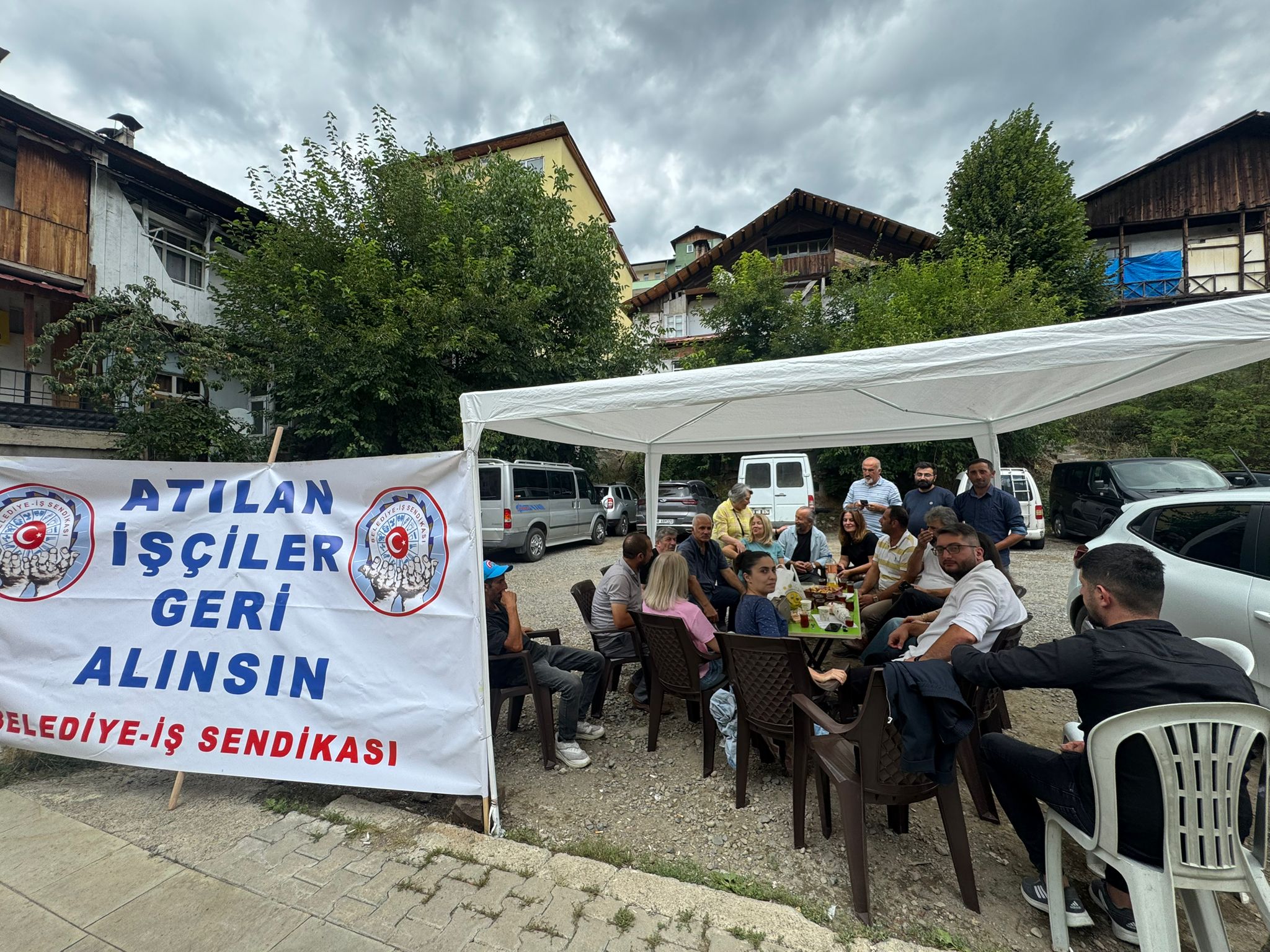 Şavşat’ta mahkeme kararına rağmen işe alınmayan işçiler belediye önüne çadır kurdu