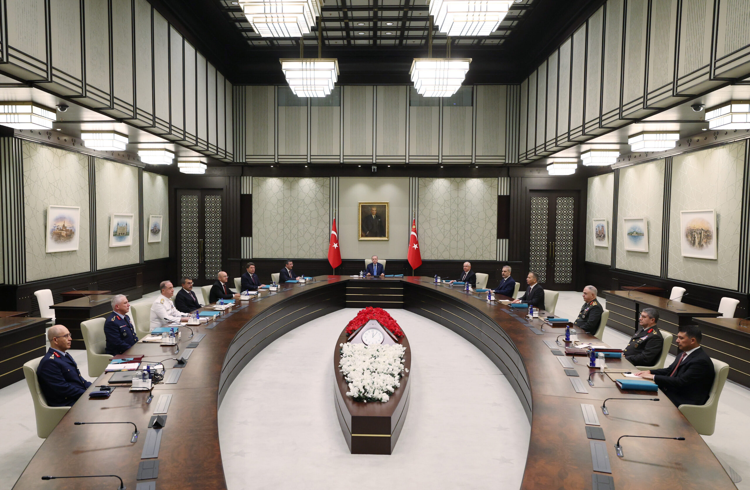 Cumhurbaşkanı Erdoğan başkanlığındaki YAŞ toplantısı başladı