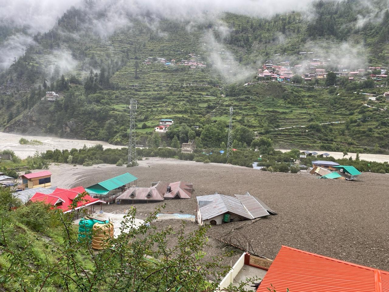 Hindistan’da heyelan: 4 kişi hayatını kaybetti, 100 kişi kayıp