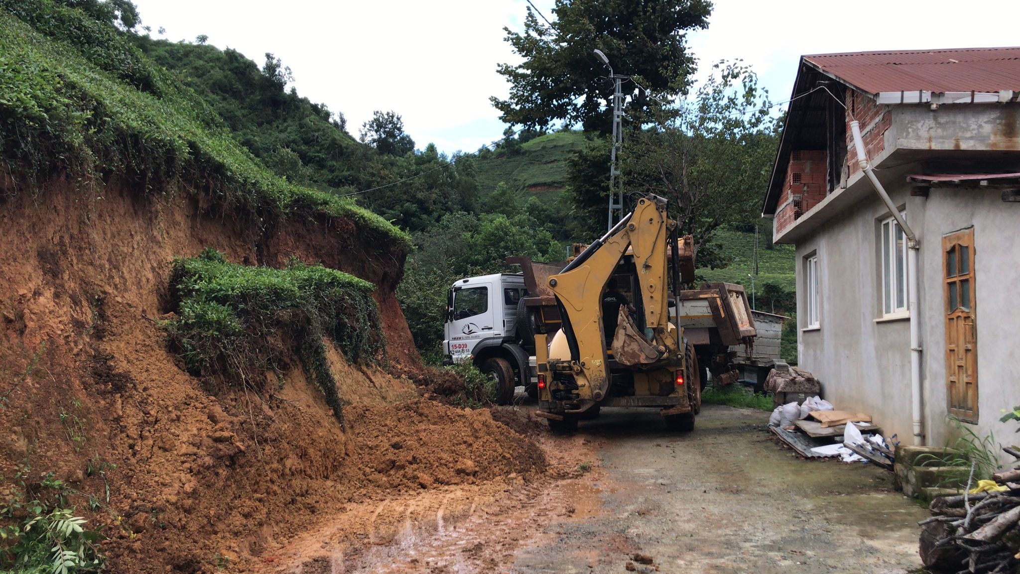 Rize’de sağanak sonrası birçok ilçede heyelan meydana geldi