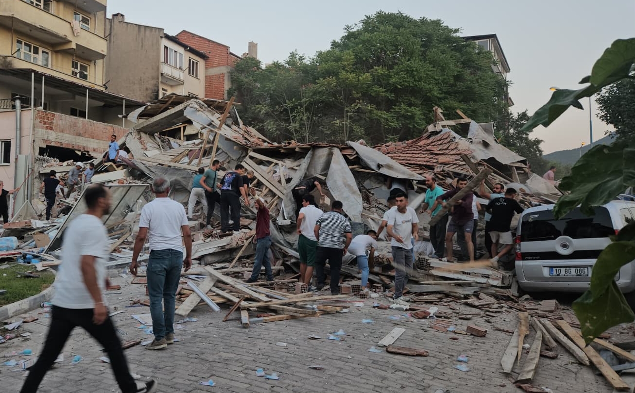 Balıkesir’de 6.1 büyüklüğünde deprem: Bir bina çöktü, peş peşe artçılar kaydedildi