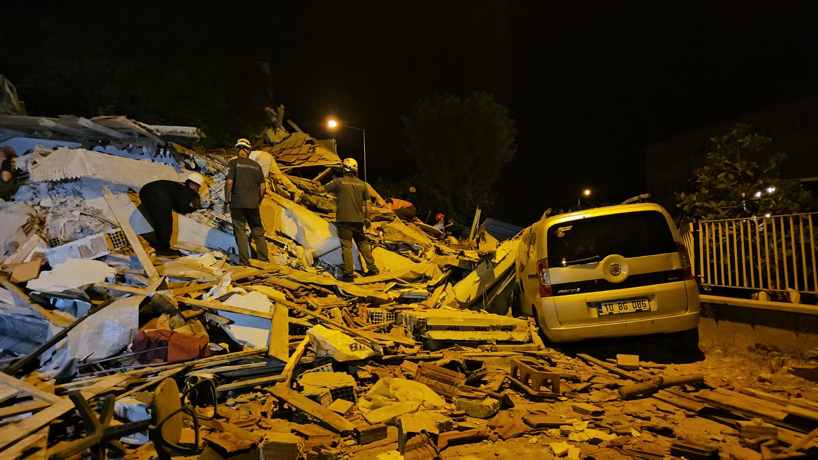Balıkesir’de 6.1 büyüklüğünde deprem: Enkazdan 4 kişi çıkarıldı, bir kişi hala enkazda