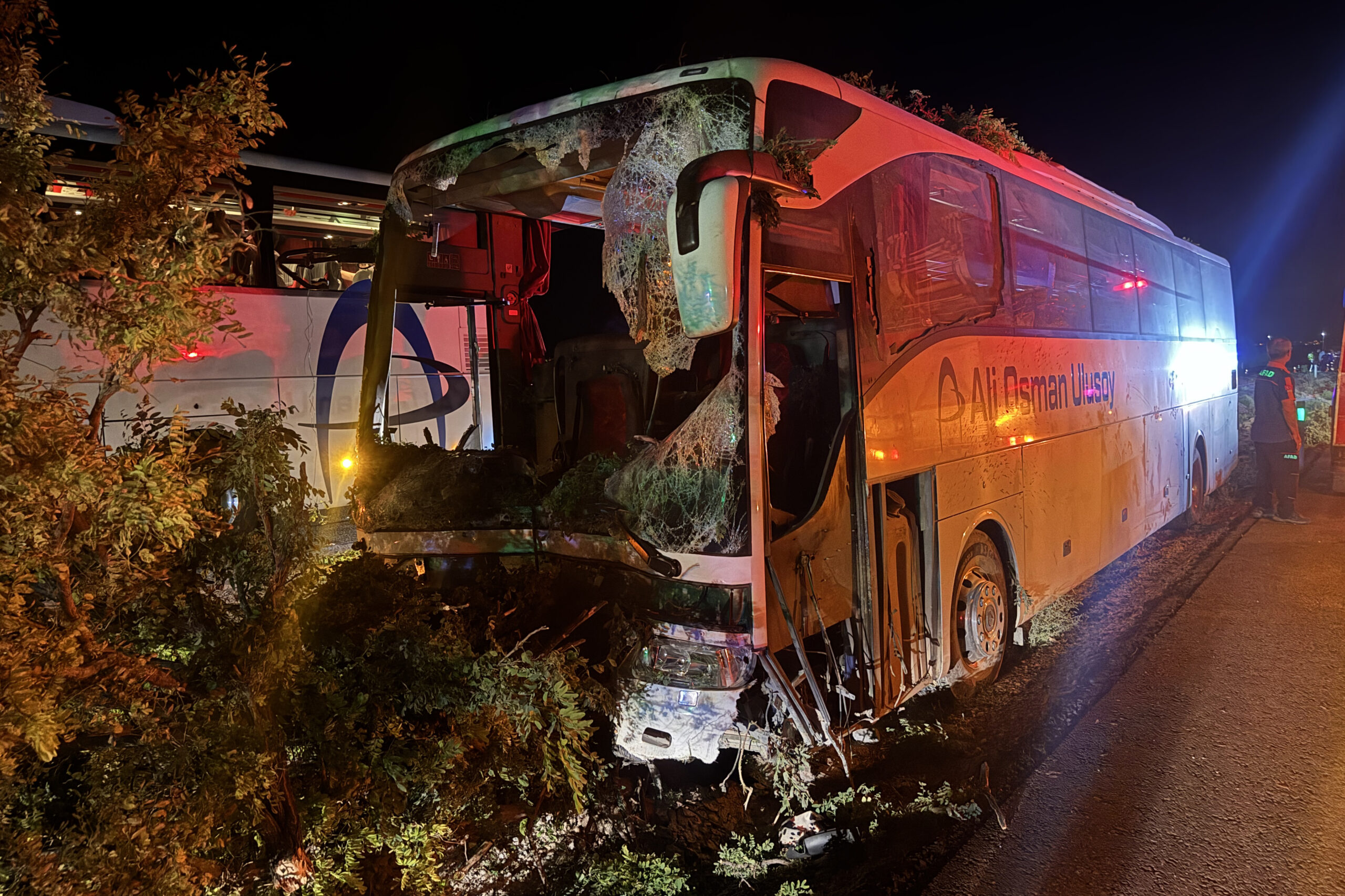 Kayseri’de yolcu otobüsü orta refüjdeki ağaçlara çarptı: 1 ölü, 13 yaralı