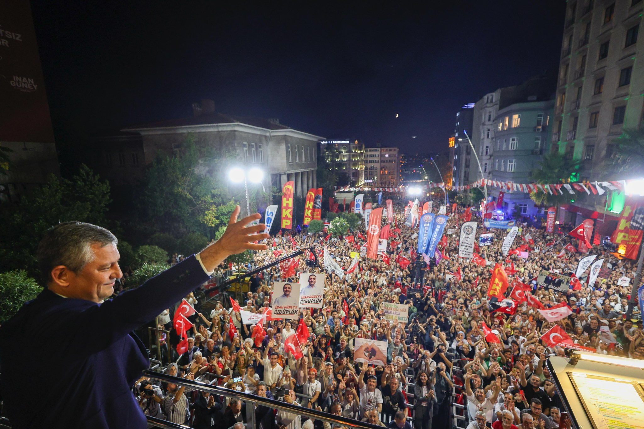 Özgür Özel Beyoğlu mitinginde: 9 dalga yaptınız, 99 dalga da yapsanız buradayız