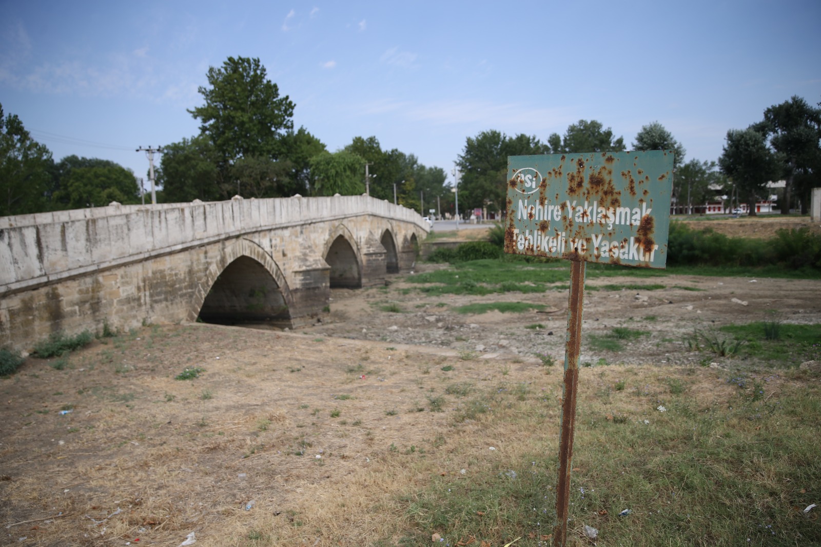 Kuraklık ve sıcakların olumsuz etkilediği Tunca Nehri’de su akışı durma noktasına geldi