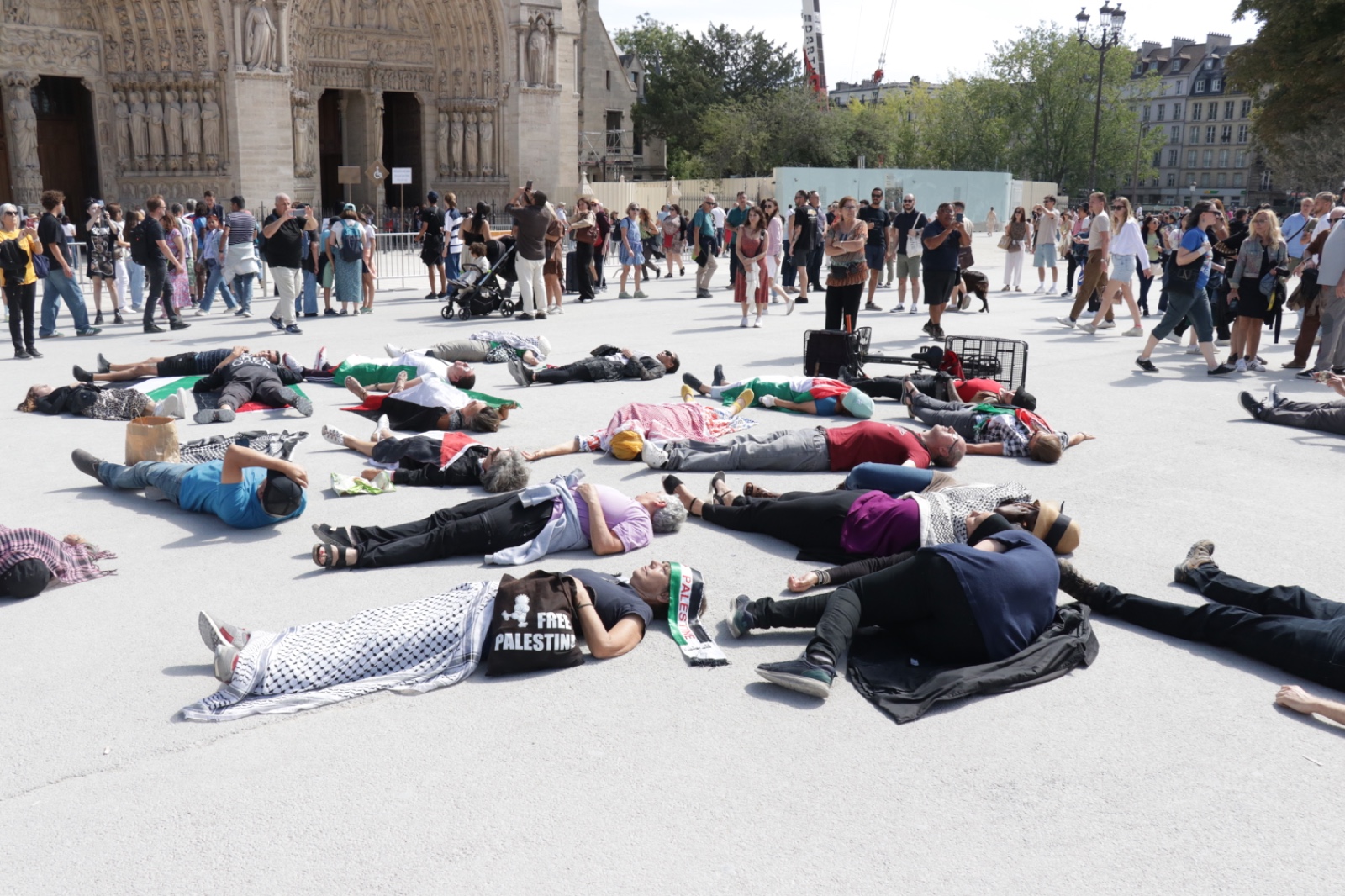 Notre Dame Katedrali önünde Gazze için protesto