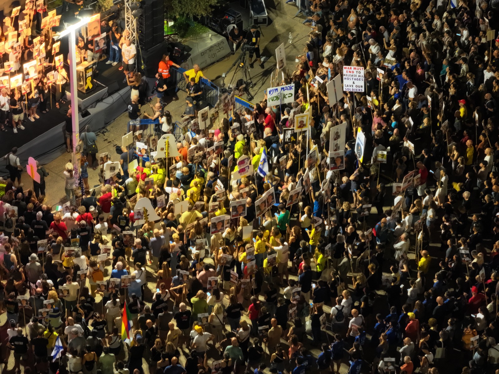Tel Aviv’de protesto: ‘Savaşı bitir, esirleri geri getir’