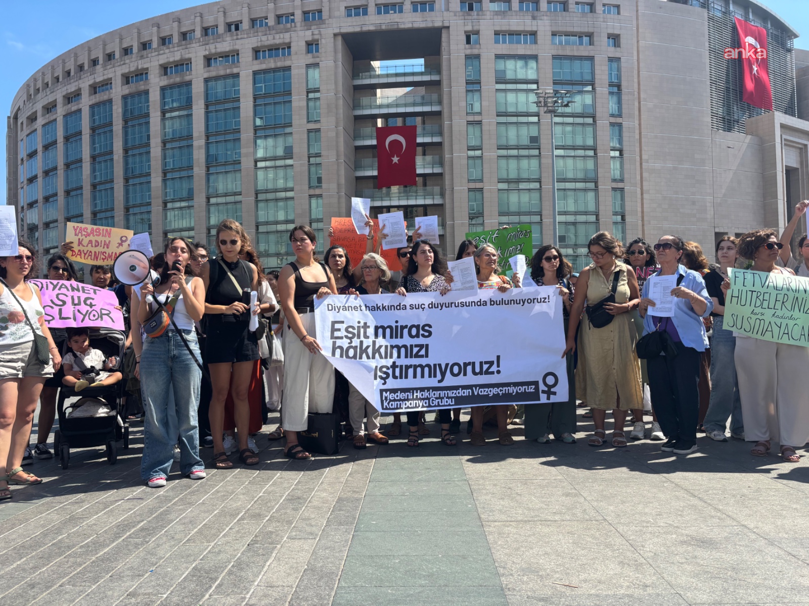 Kadınlar birçok kentte Diyanet hutbesine karşı adliyelerde: Eşit miras hakkımızı tartıştırmıyoruz