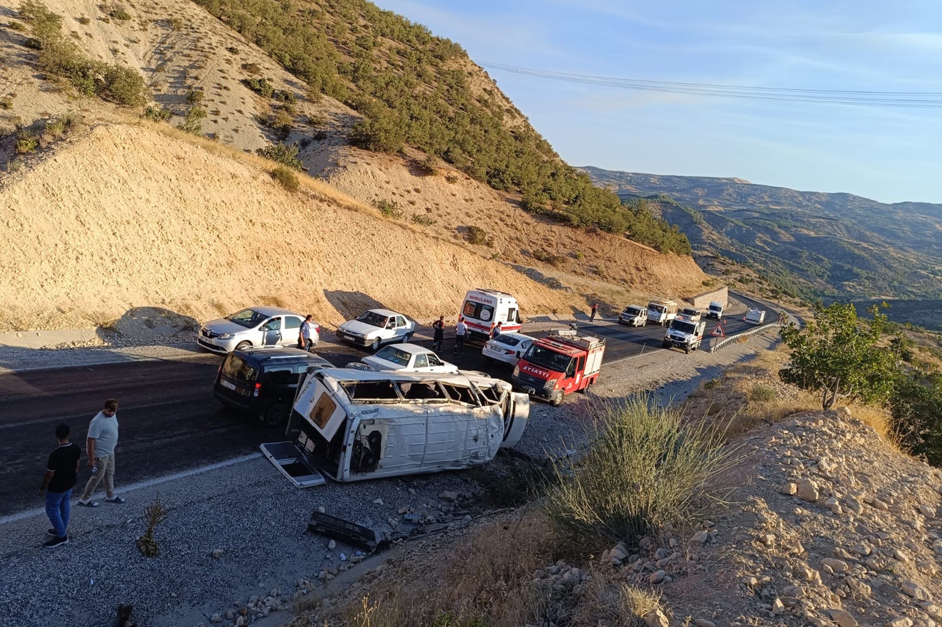 Adıyaman’da tarım işçilerini taşıyan minibüs devrildi: 19 yaralı