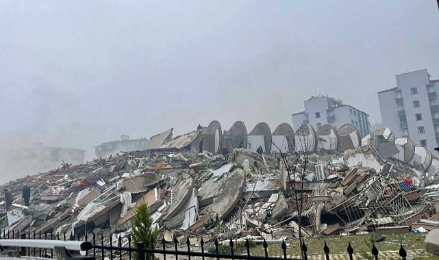 Depremde 219 kişinin yaşamını yitirdiği Atilla Eren Apartmanı ile ilgili görülen dava ertelendi