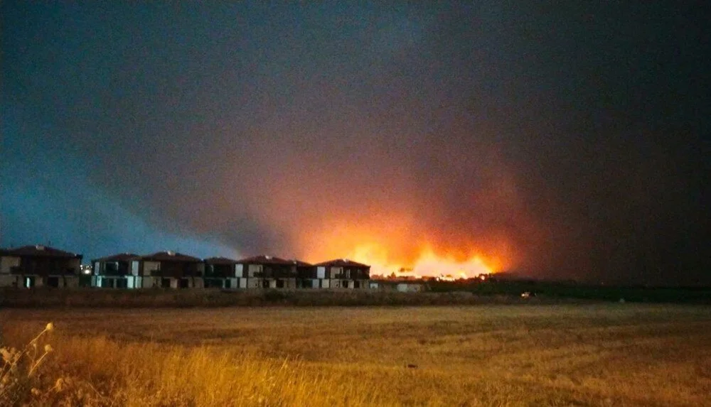 Çanakkale’de yangın sürüyor: 2 bin 90 kişi tahliye edildi