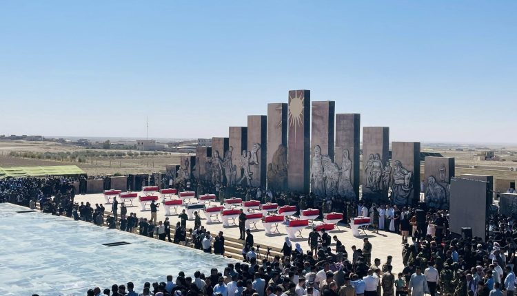 Ezidi Soykırımı: Toplu mezarda çıkarılan 22 cenaze Şengal’de toprağa verildi