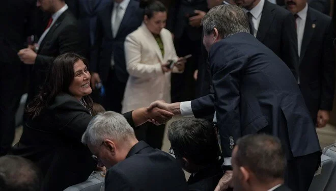 CHP’den istifa eden Özlem Çerçioğlu, AK Parti’ye katıldı: Alnım ak, başım dik!