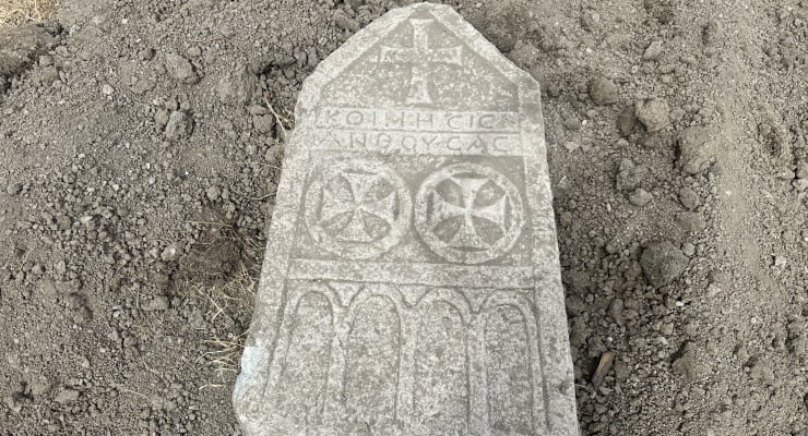Çorum’da kanal çalışması sırasında tarihi mezar taşı bulundu