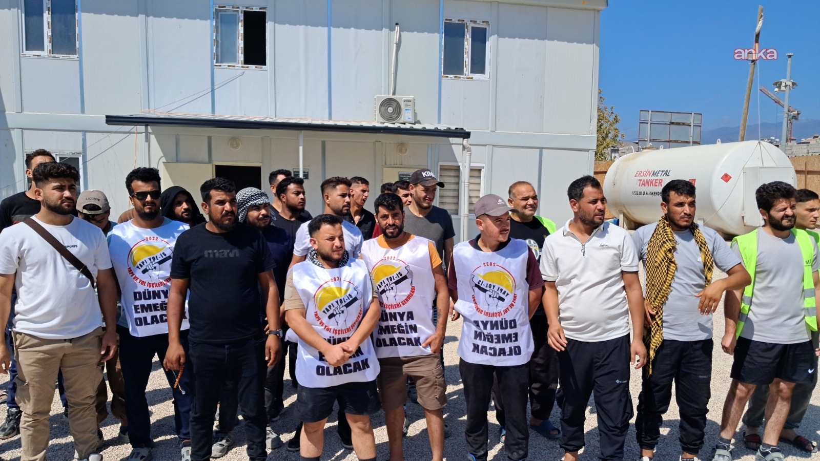 Hatay’da ücretleri ödenmeyen TOKİ işçilerinin çatıda eylemi devam ediyor