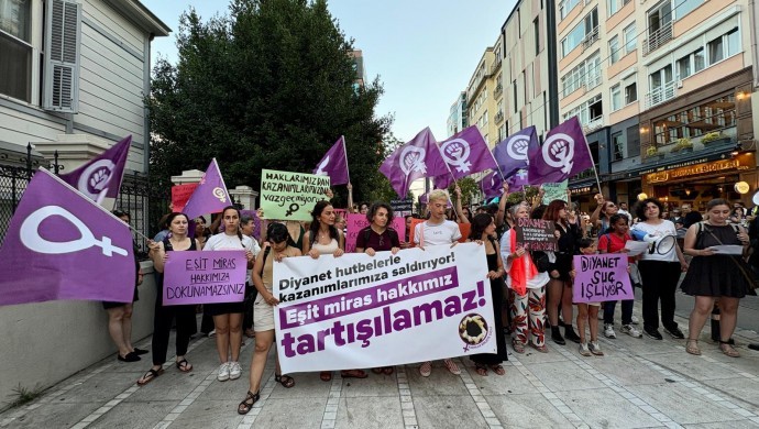 Diyanet hutbesine tepki: Kadınlar etkin mücadele vermeli