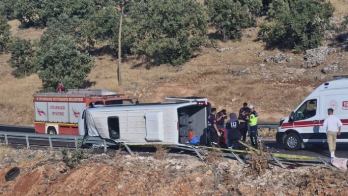 Diyarbakır’da minibüs devrildi: 1 kişi hayatını kaybetti 3’ü ağır 16 yaralı