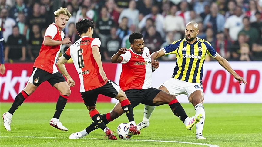 Fenerbahçe tur için Feyenoord karşısında