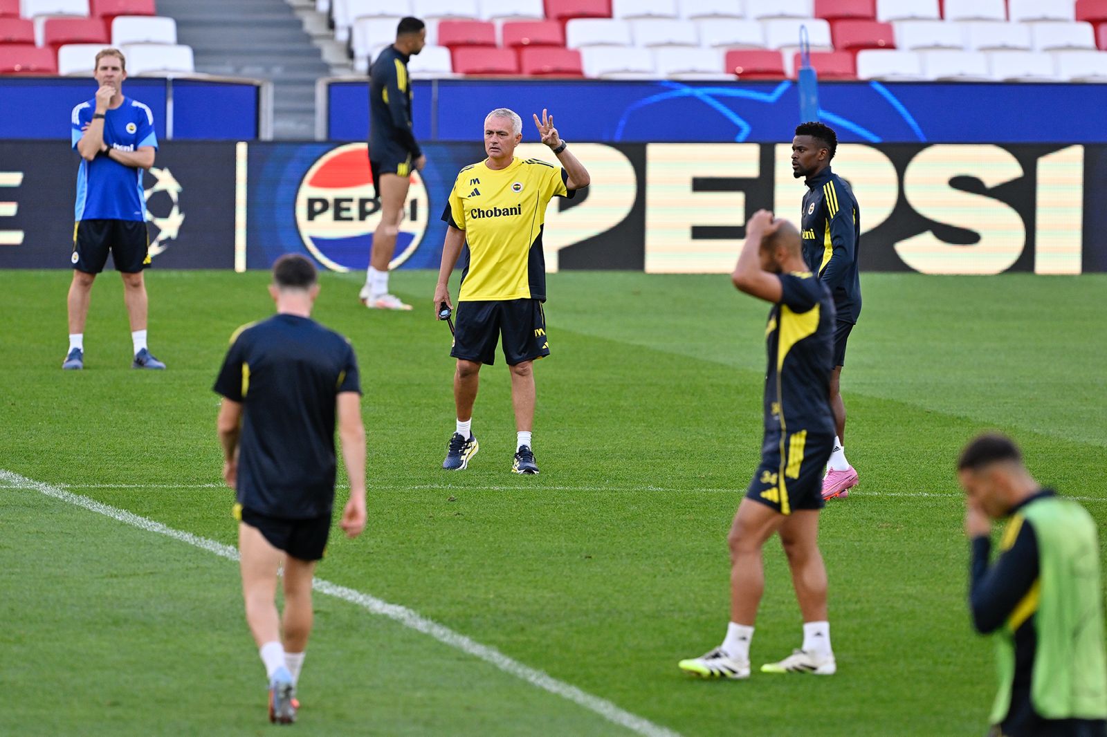 Fenerbahçe, Benfica deplasmanında tur peşinde