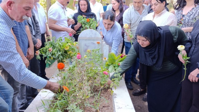 Gazeteci Hüseyin Deniz mezarı başında anıldı