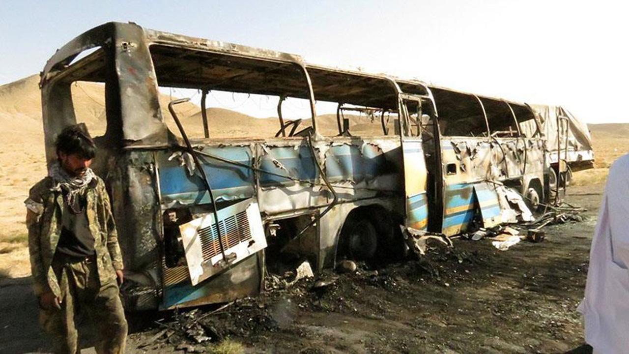 Afgan göçmenleri taşıyan otobüs kaza yapıp alev aldı: Onlarca ölü ve yaralı