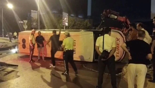 Sultanbeyli’de otomobil ile minibüs çarpıştı: Kazada 10 kişi yaralandı