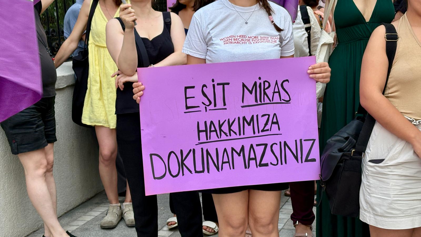 Kadınlar Birlikte Güçlü Diyanet’in miras hutbesine karşı Kadıköy’de ses yükseltti