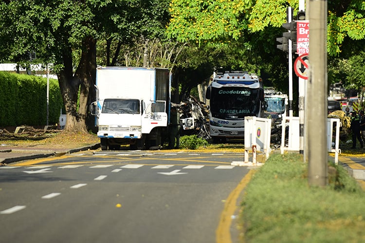 Kolombiya’da kanlı saldırılar: Cali’de bombalı saldırı, Antioquia’da polis helikopteri hedef oldu