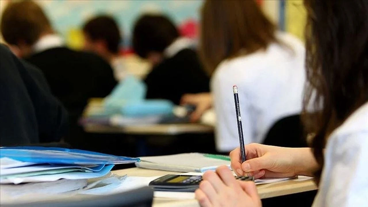 Bir lisede öğrencilere ‘kurallar’ listesi: Kız öğrenci serviste ön koltuğa oturmayacak