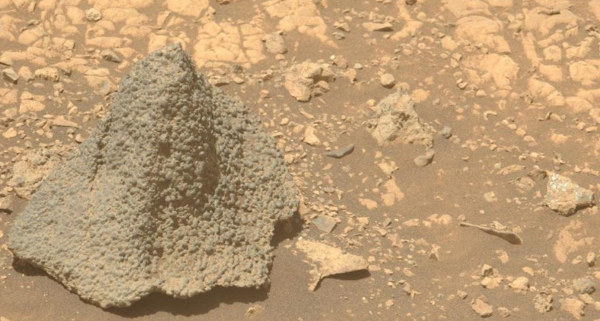 NASA’dan yeni keşif: Mars’taki şapka şeklinde kaya merak uyandırdı