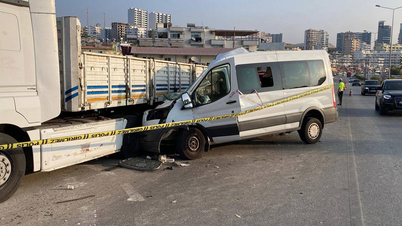 Mersin’de öğrencileri taşıyan minibüs kaza yaptı: 2 ölü 10 yaralı