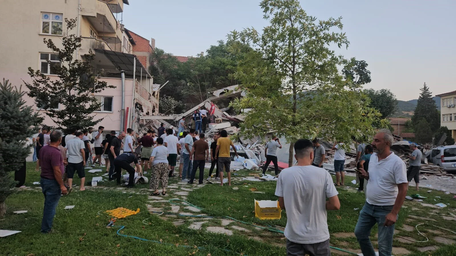 Balıkesir depreminde son durum: 1 kişi hayatını kaybetti, 29 yaralı