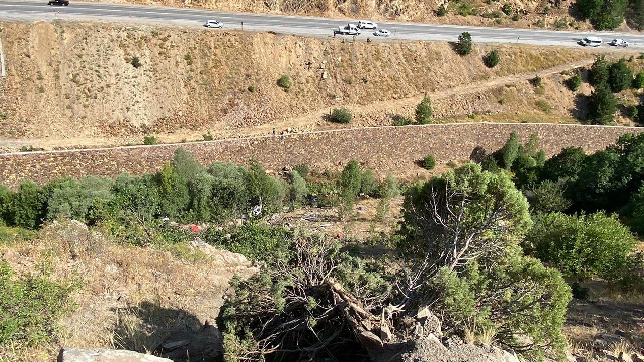Sivas’ta işçi minibüsü uçuruma yuvarlandı: 4 işçi öldü, 4’ü ağır 18 işçi yaralandı