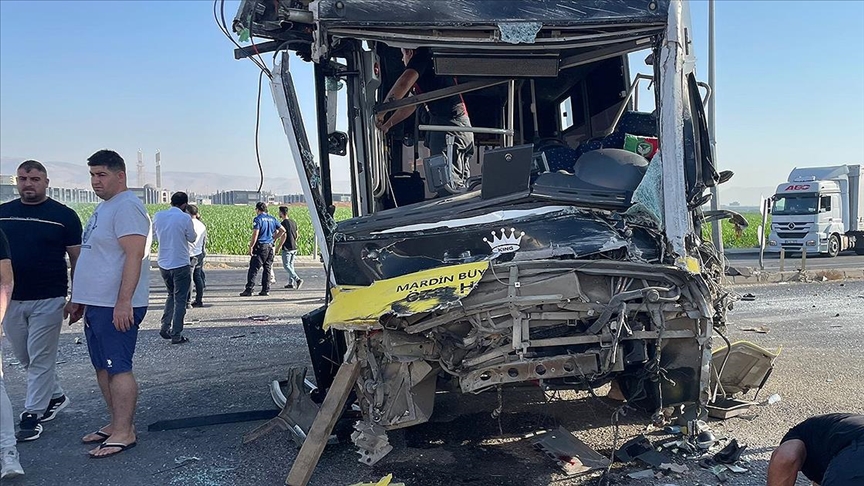 Mardin’de halk otobüsü ile TIR çarpıştı: 1 ölü 9 yaralı