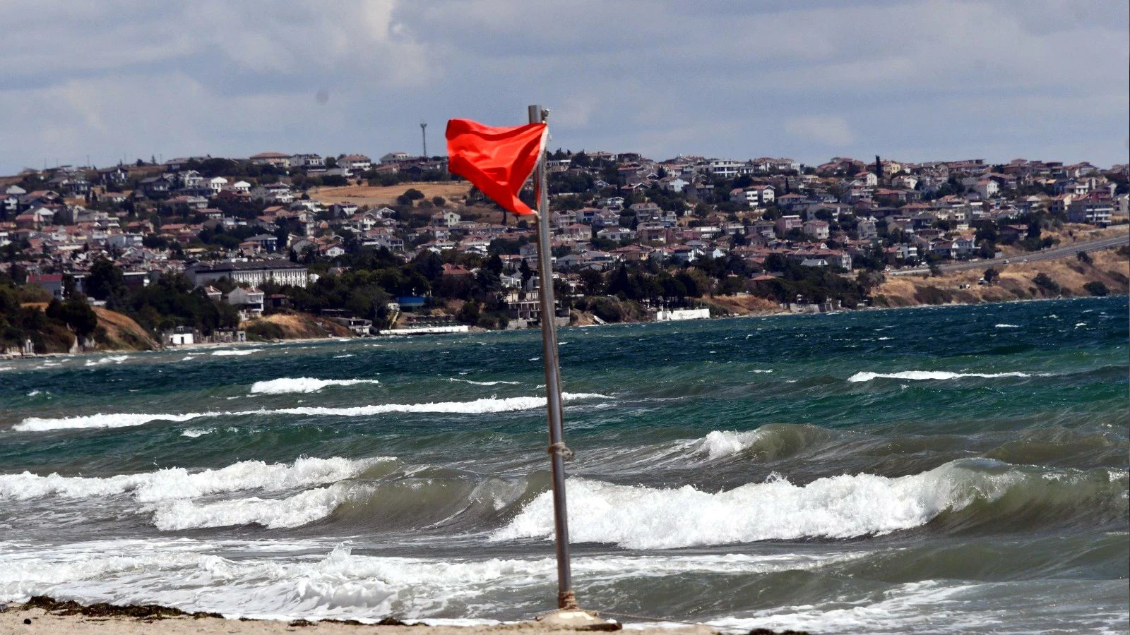 Düzce ve Sakarya’da denize girişler yasaklandı