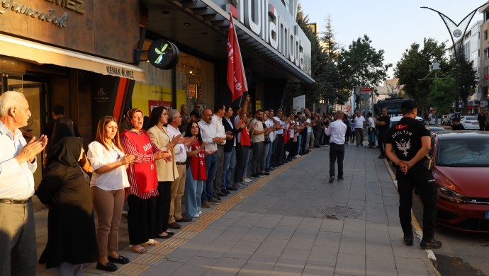Van’da işten çıkarılan 223 işçi insan zinciriyle direnişte: İşçiler dönecek, kayyım gidecek