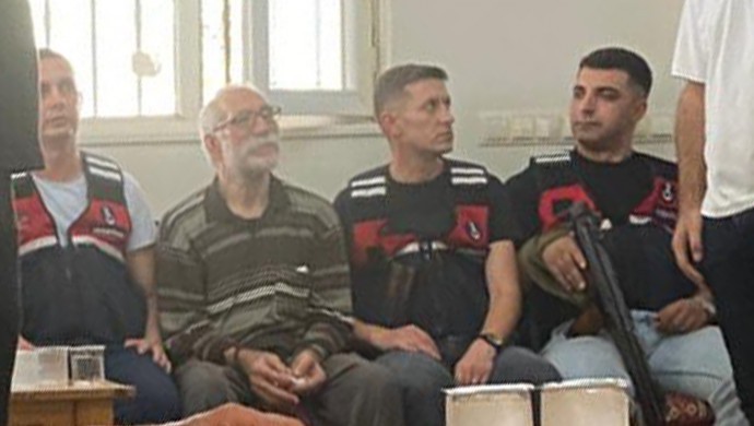 30 yıllık tutuklu Mehmet Karak oğlunun taziyesinde kelepçeyle bekletildi