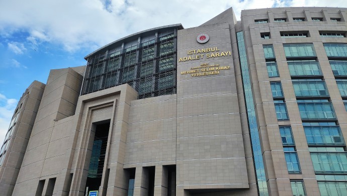 Kayyım protestosu nedeniyle haklarında dava açılan 14 avukatın yargılamasında ‘durma’ kararı