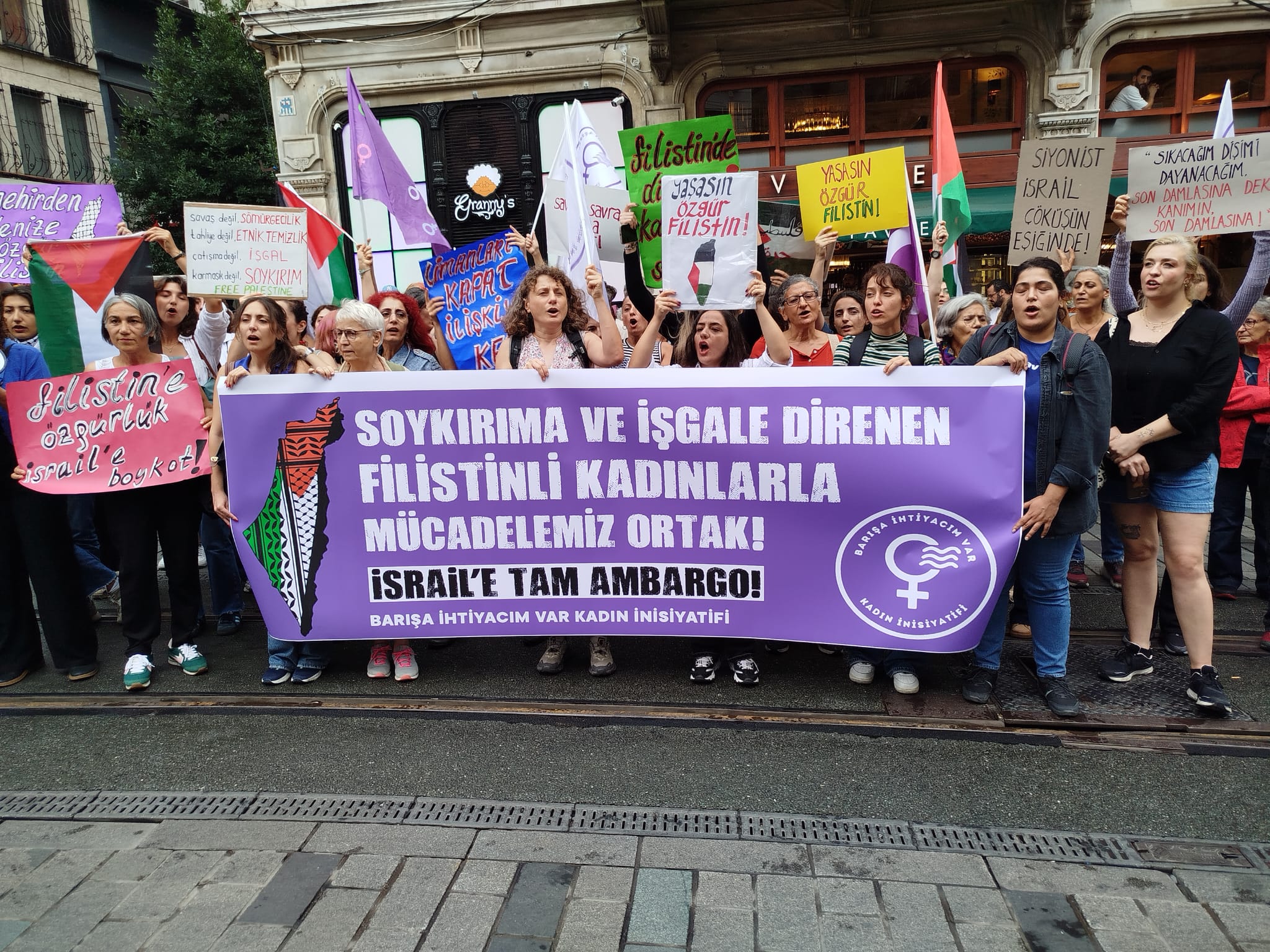 Barışa İhtiyacım Var Kadın İnisiyatifi çağrısıyla: Kadınlar Filistin için 17 kentte sokağa çıktı