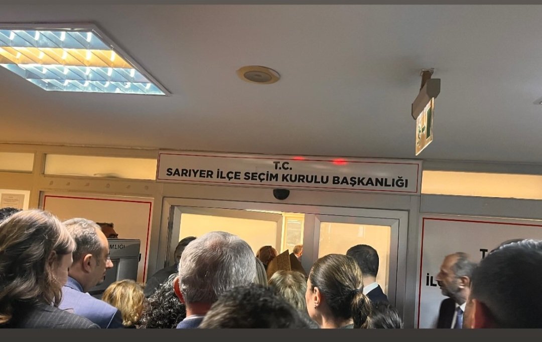 Özgür Çelik mazbatasını almak için İlçe Seçim Kurulu’na geldi