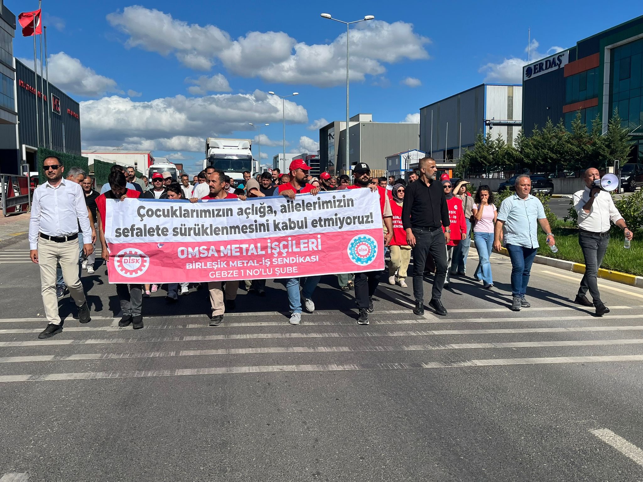 OMSA Metal işçileri işten çıkarmalara karşı 65 gündür fabrikanın önünde
