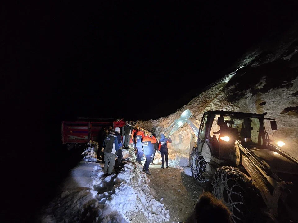 Yaylada araçların üzerine çığ düştü: 15 kişi kurtarıldı